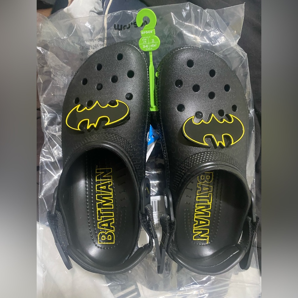 BATMAN CROCS size 7 man’s 9 women’s. Never worn before WITH TAG.